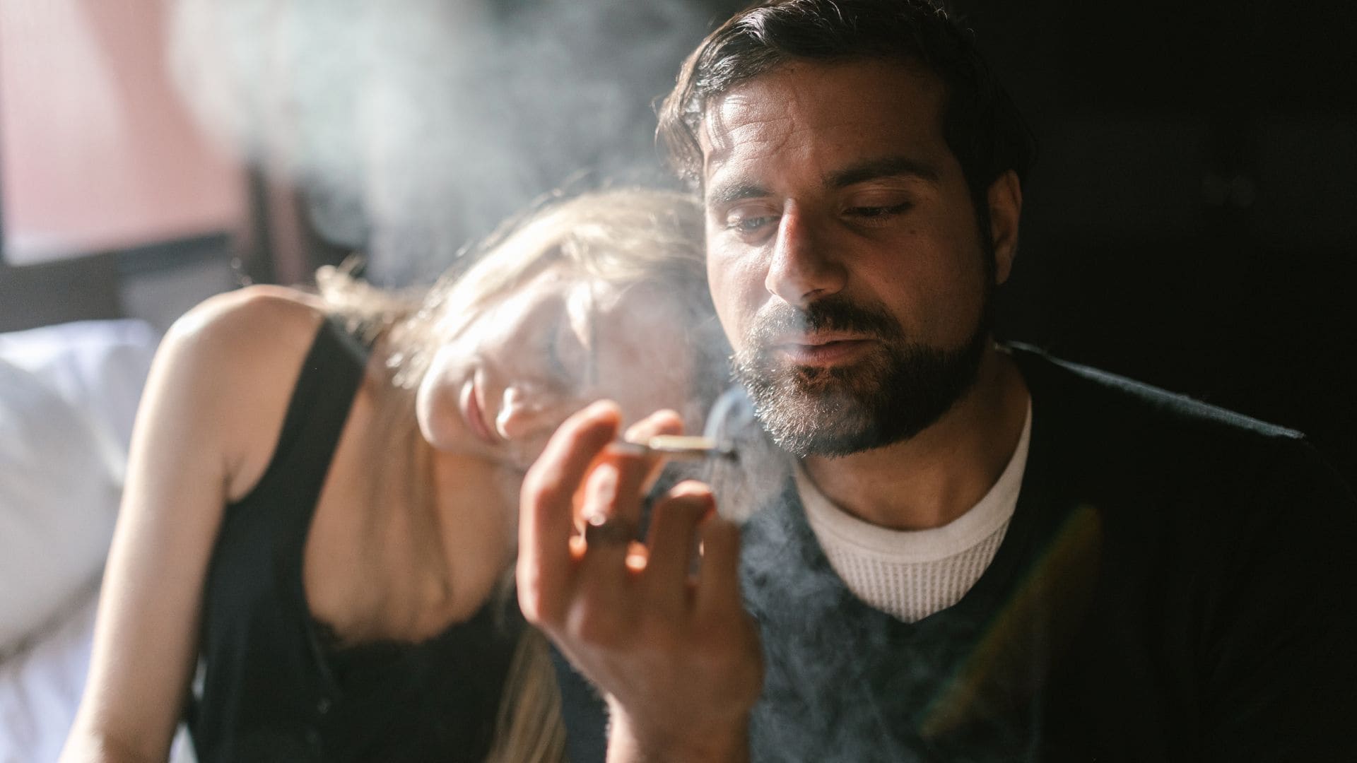 un gars et un fille fumant un joint indica